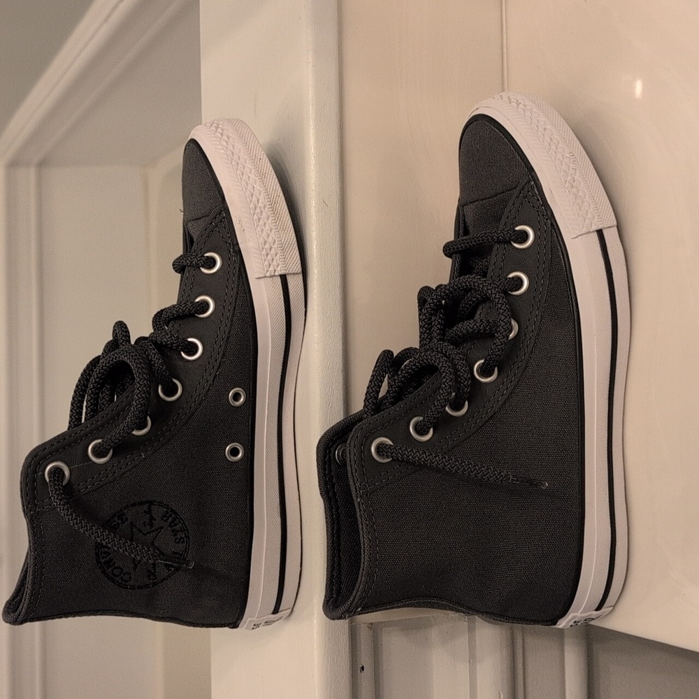 Converse Chuck Taylor All Stars - Mens 4.5/Women's 6.5 - Like New